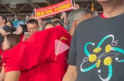 半岛体育投注-金牌收入囊中：选手庆祝胜利的简单介绍