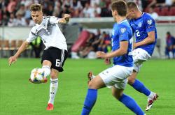 半岛体育登录-足球大赛强强碰撞，球员奋力拼搏争胜的简单介绍