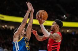 半岛体育登录-勇士客场胜开拓者，取得胜利