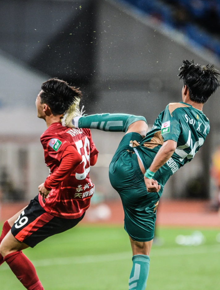 足球比赛强力对碰，胜负难料