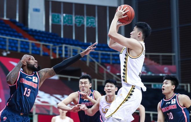 江苏男篮突破青海防线,豪取胜利 江苏男篮突破青海防线,豪取胜利