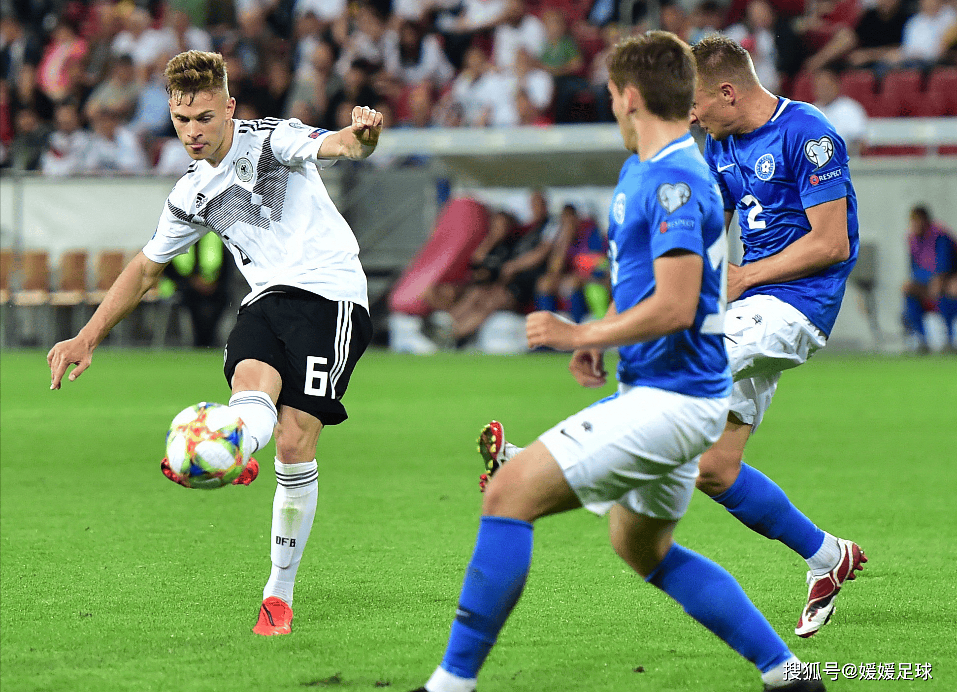 足球大赛强强碰撞，球员奋力拼搏争胜的简单介绍