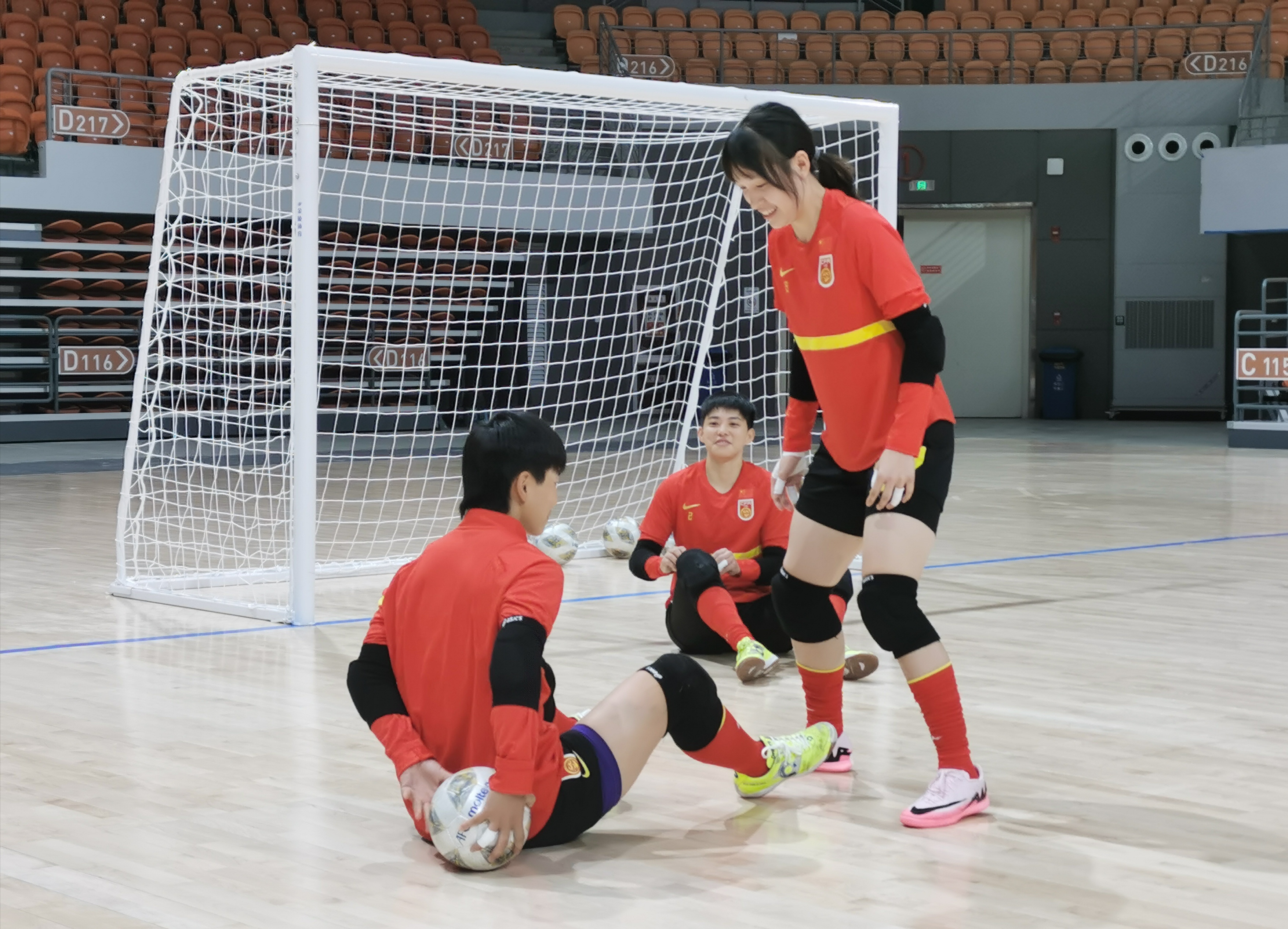 包含足球赛场上,女队多点开花击败对手的词条 包含足球赛场上,女队多点开花击败对手的词条