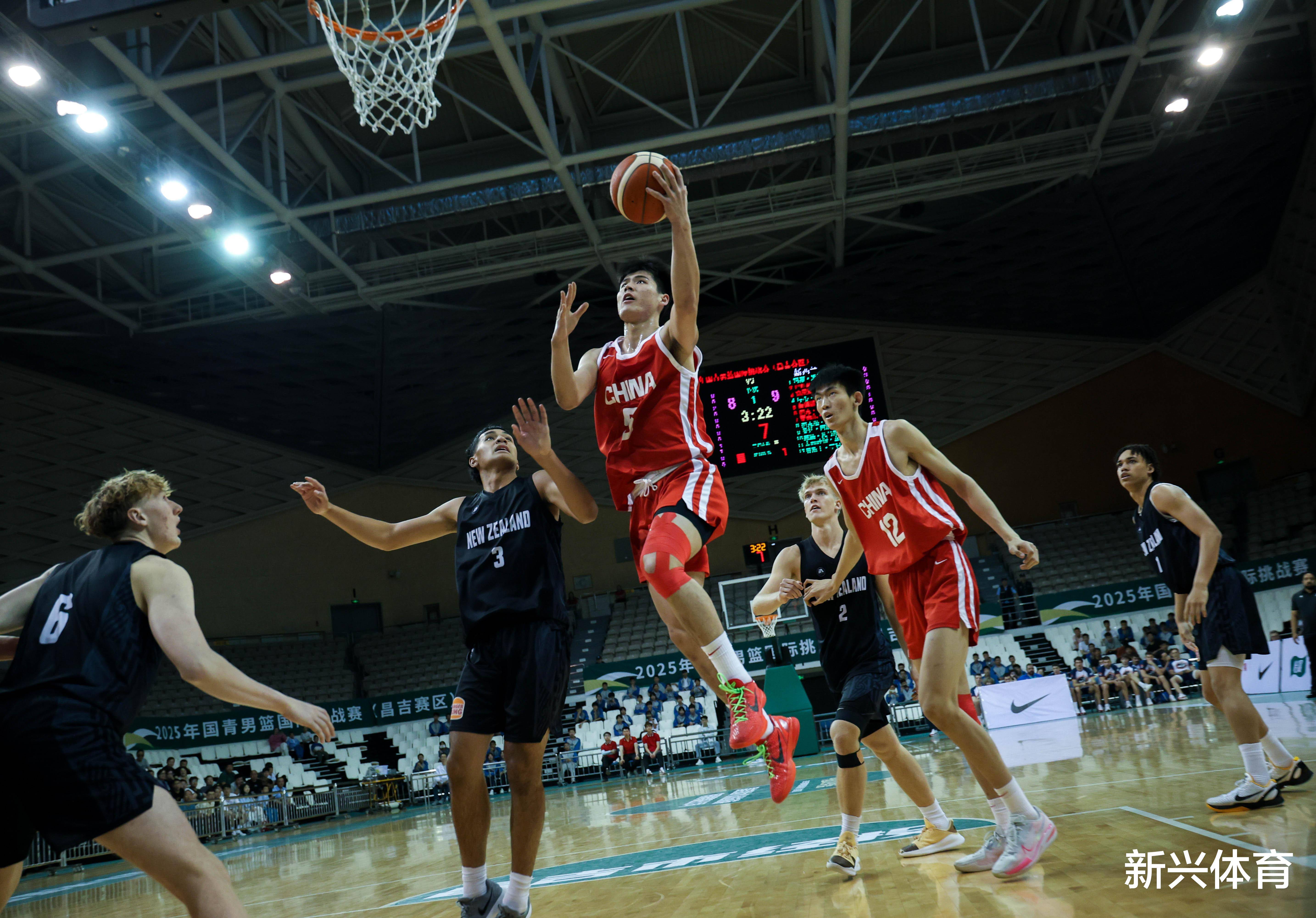中国球员在国际篮球赛场风光无限
